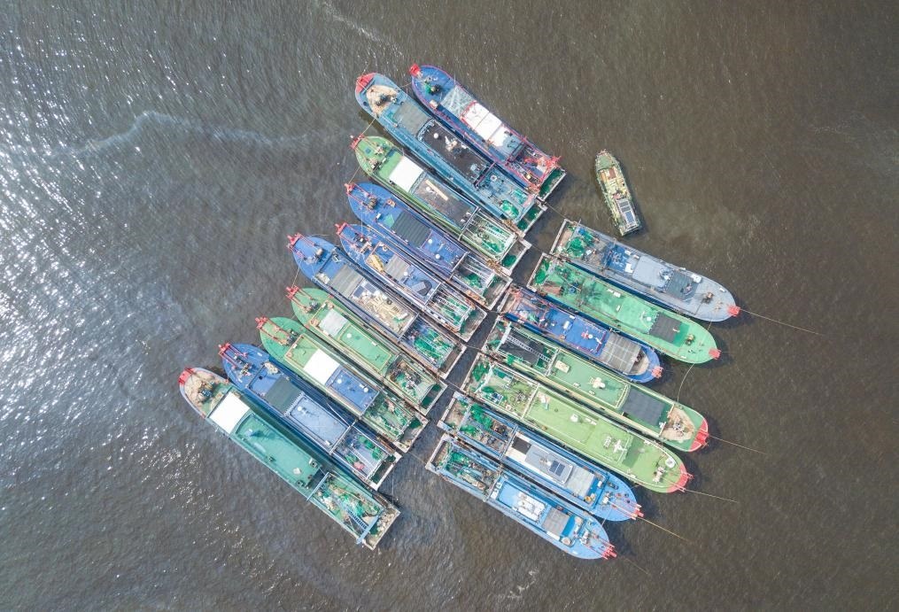 9月4日，船只在海南省?？谑行赂鄞a頭?？勘茱L（無人機照片）。新華社記者 蒲曉旭 攝