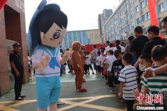 圖為衡水市新苑小學(xué)，老師穿上玩偶服裝歡迎新生入學(xué)。王天祥 攝