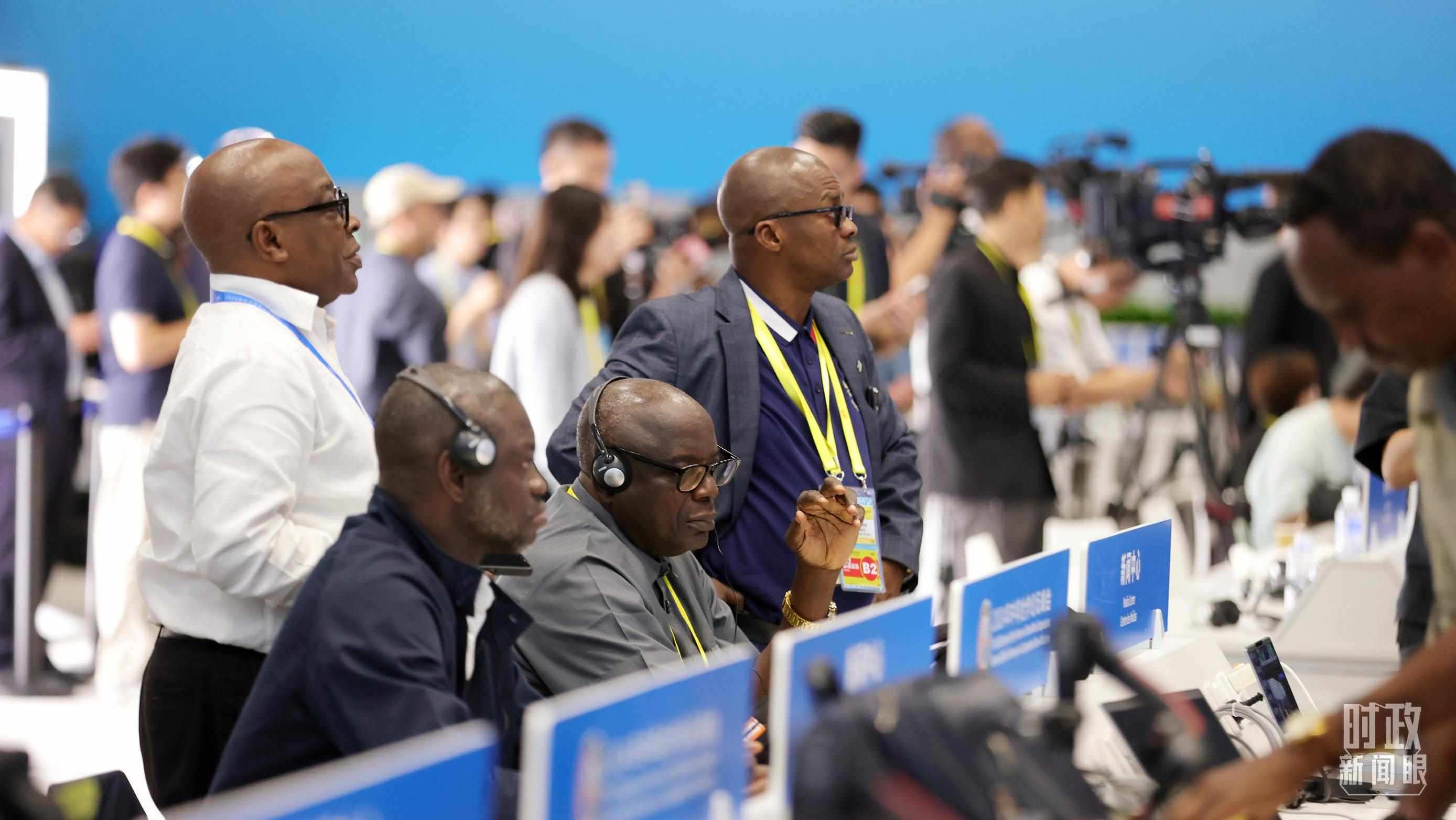  △媒體記者在人民大會堂和新聞中心參與峰會報道。（總臺央視記者范一鳴、魏幫軍拍攝）