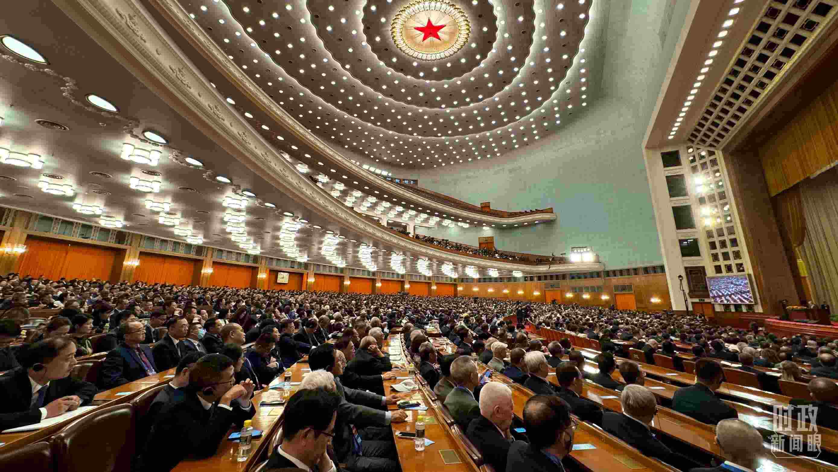  △中非合作論壇非方成員國國家元首、政府首腦、代表團團長及國際和地區(qū)組織負責人等中外各界人士3200余人出席開幕式。（總臺央視記者蔣碩拍攝）