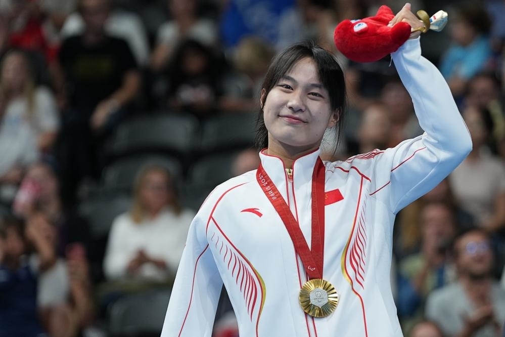 9月4日，蔣裕燕在巴黎殘奧會(huì)游泳女子100米自由泳S7級(jí)頒獎(jiǎng)儀式上。新華社記者 熊琦 攝