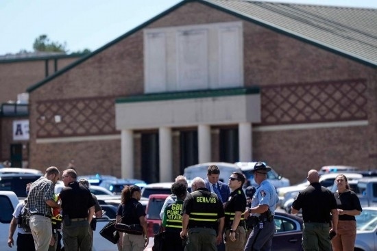 9月4日，在美國佐治亞州巴羅縣溫德市，警察聚集在發(fā)生槍擊事件的阿巴拉契高中外。新華社/美聯(lián)