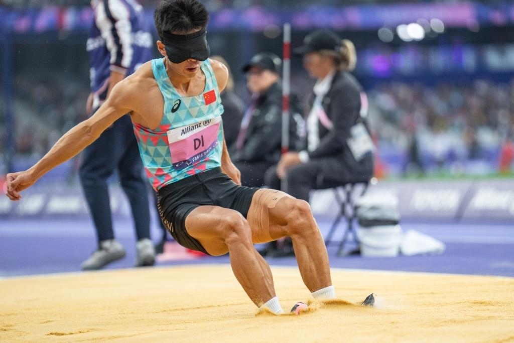8月30日，邸東東在巴黎殘奧會(huì)田徑男子跳遠(yuǎn)T11級(jí)決賽中試跳。新華社記者 黃偉 攝
