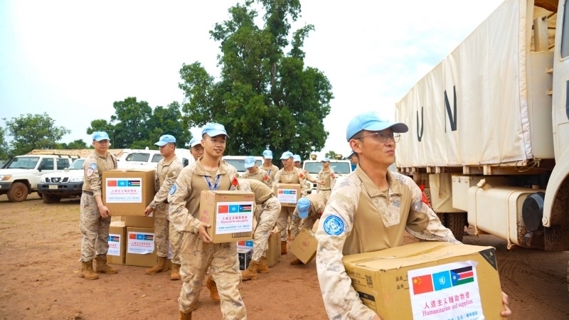 搬運援助物資。孫千攝