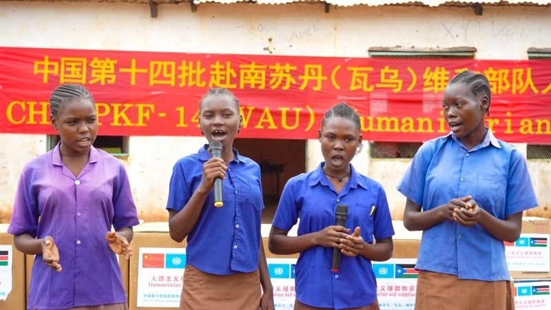 動聽的歌聲歡迎中國官兵。王軍杰攝