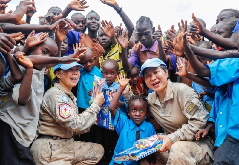 學(xué)生對中國官兵援助表達(dá)感謝。王皓宇攝