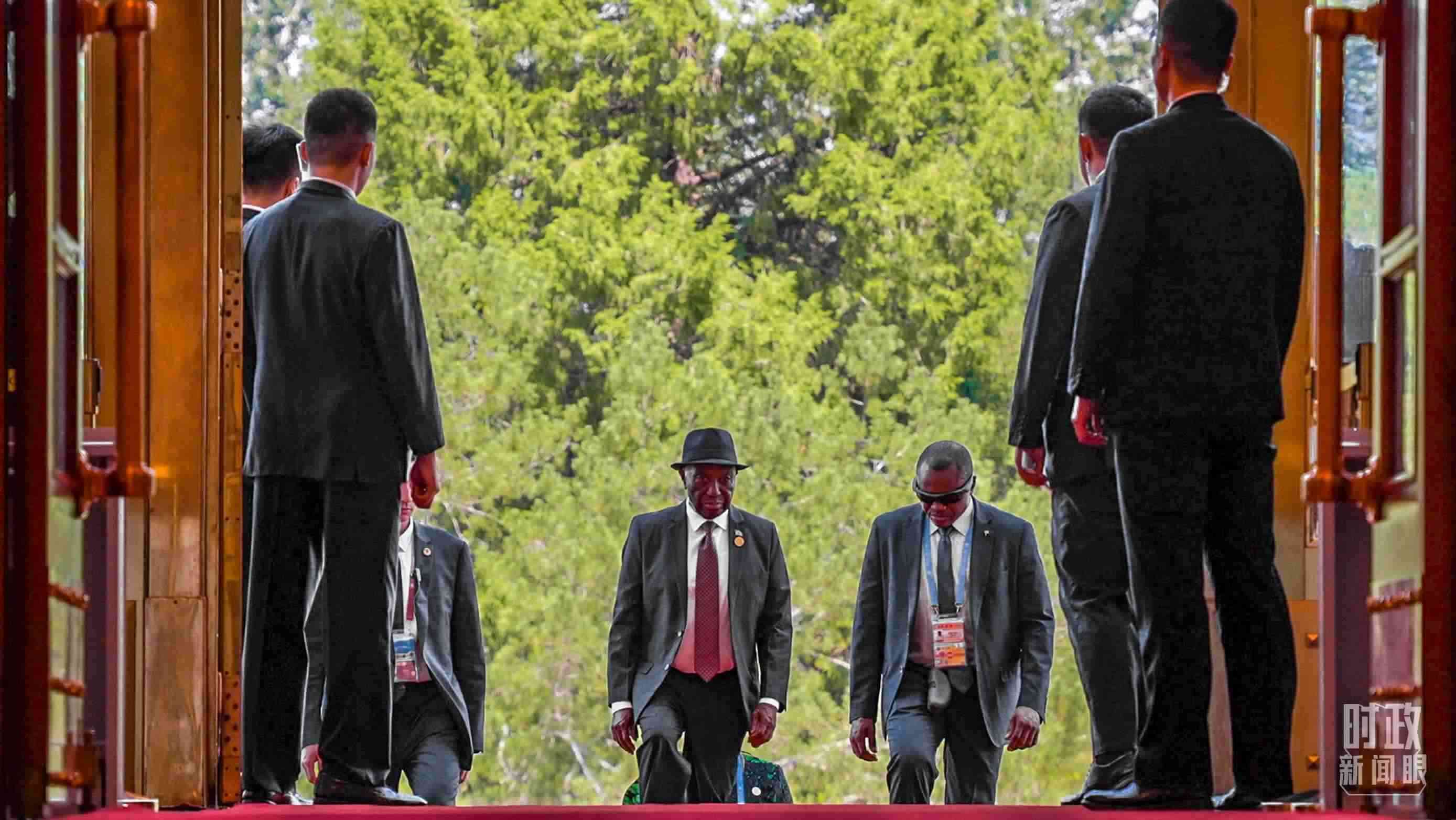 利比里亞總統(tǒng)博阿凱步入人民大會堂。（總臺央視記者蔣碩拍攝）