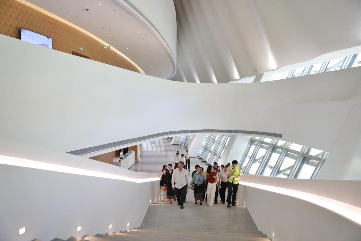 亞洲媒體考察團正在上樓?！吨袊?jīng)濟周刊》記者 肖翊攝