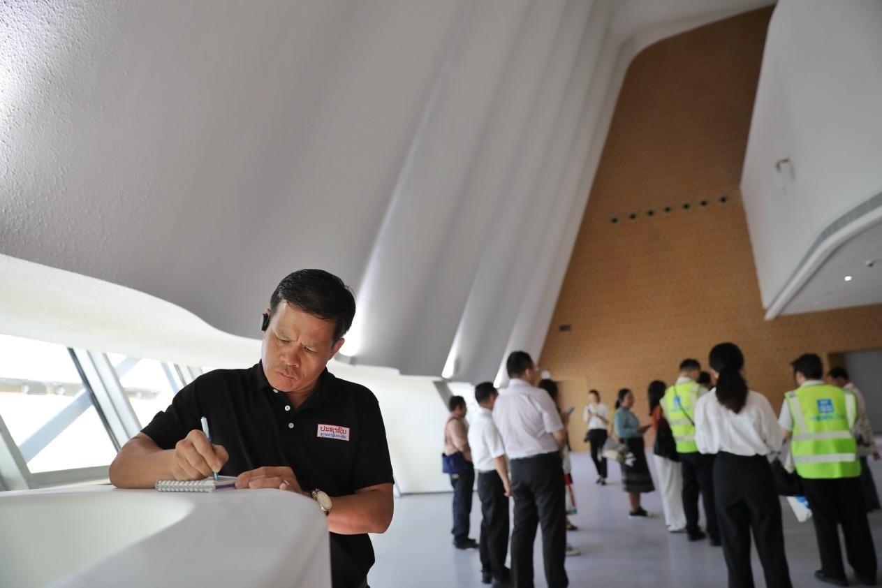 亞洲媒體考察團參觀綜合劇場外墻?！吨袊?jīng)濟周刊》記者 肖翊攝