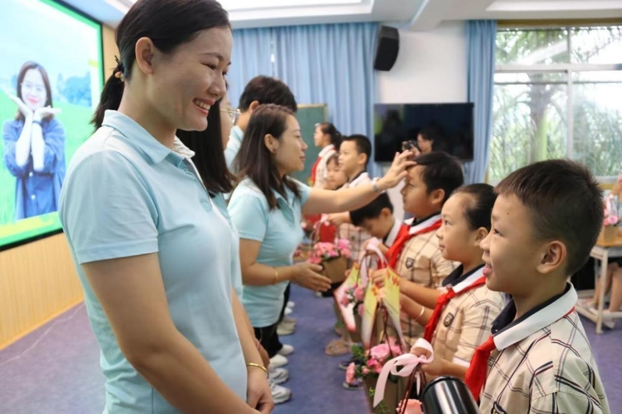 2023年教師節(jié)前，廣西南寧一所學(xué)校，學(xué)生向老師獻(xiàn)上鮮花、賀卡。