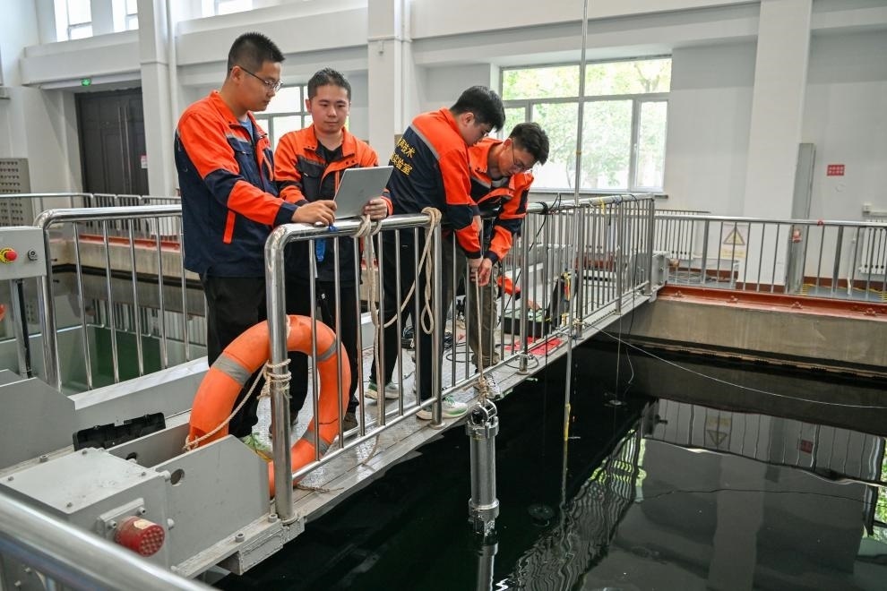 哈爾濱工程大學水聲工程學院學生在進行技術(shù)實驗。新華社記者王松 攝