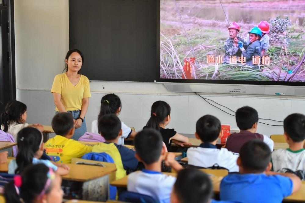 今年夏天，湖南華容縣等地遭受洪澇災(zāi)害。9月，華容縣一所學(xué)校，老師通過講述防災(zāi)救災(zāi)故事，引導(dǎo)孩子們知情、共情，汲取成長的力量。