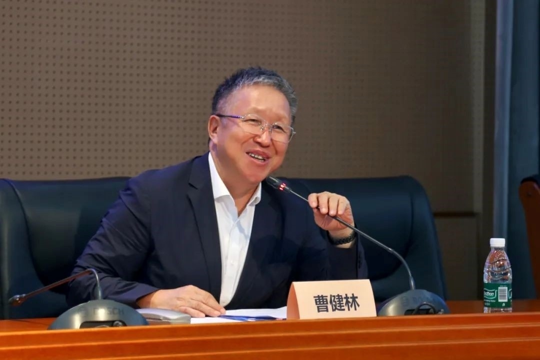 科技部原副部長、十三屆全國政協(xié)教科衛(wèi)體委員會副主任、現(xiàn)任季華實驗室理事長、主任曹健林致辭。主辦方供圖