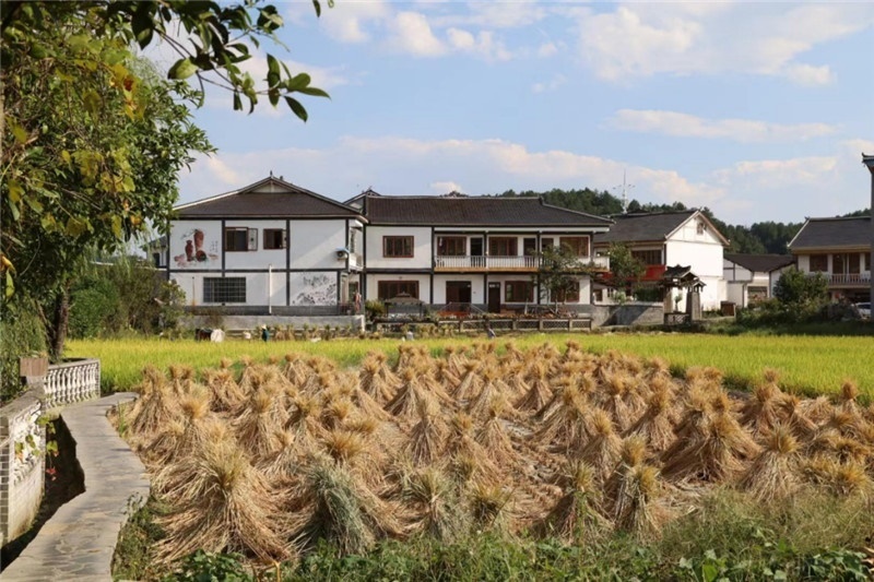 傳統(tǒng)的黔北村莊風(fēng)貌同現(xiàn)代民居元素相融合，人文風(fēng)光與生態(tài)自然風(fēng)景相結(jié)合，人與自然和諧共生。（俄羅斯《中國(guó)與俄羅斯》雜志社社長(zhǎng)奧列格·別列日內(nèi)赫攝）