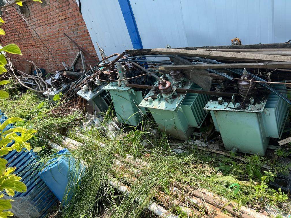 存放在農(nóng)戶家中的變壓器。新華社記者董寶森攝