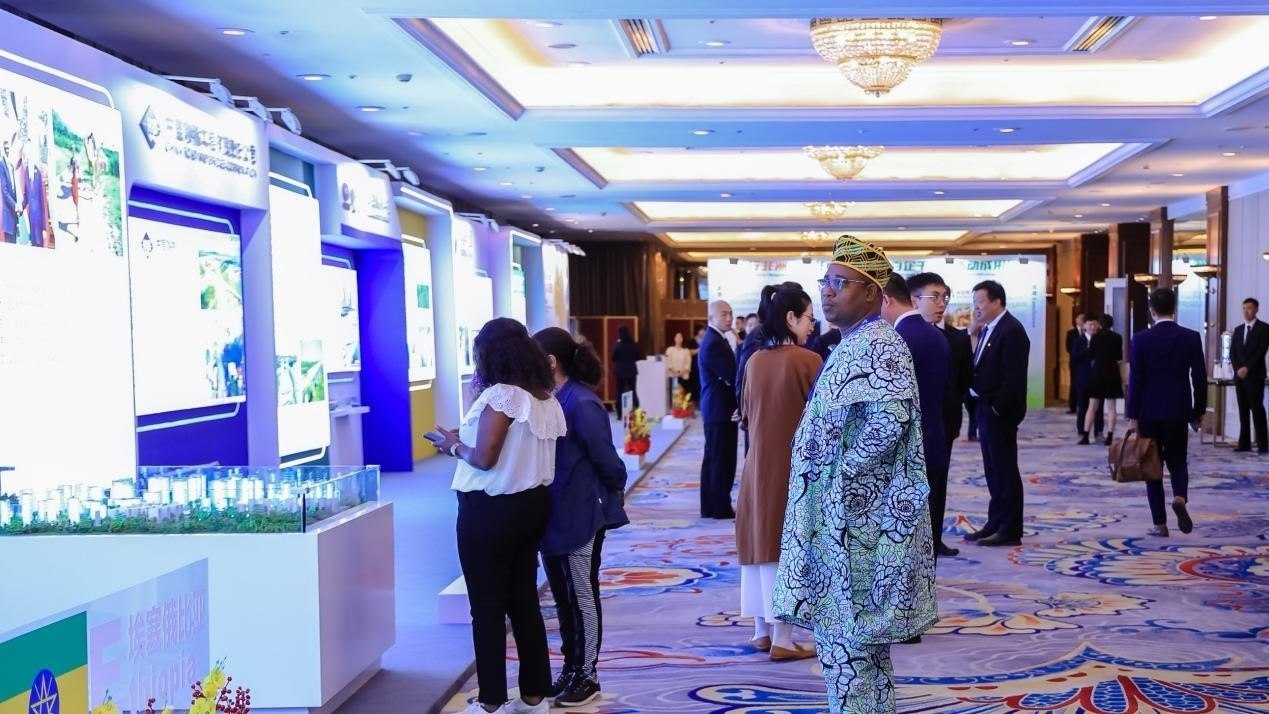 與會嘉賓參觀主題展覽。主辦方供圖
