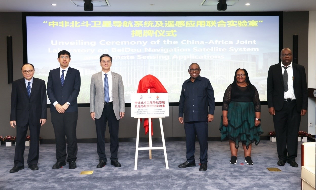 中非北斗衛(wèi)星導航系統(tǒng)及遙感應用聯(lián)合實驗室在北京航空航天大學揭牌。校方供圖