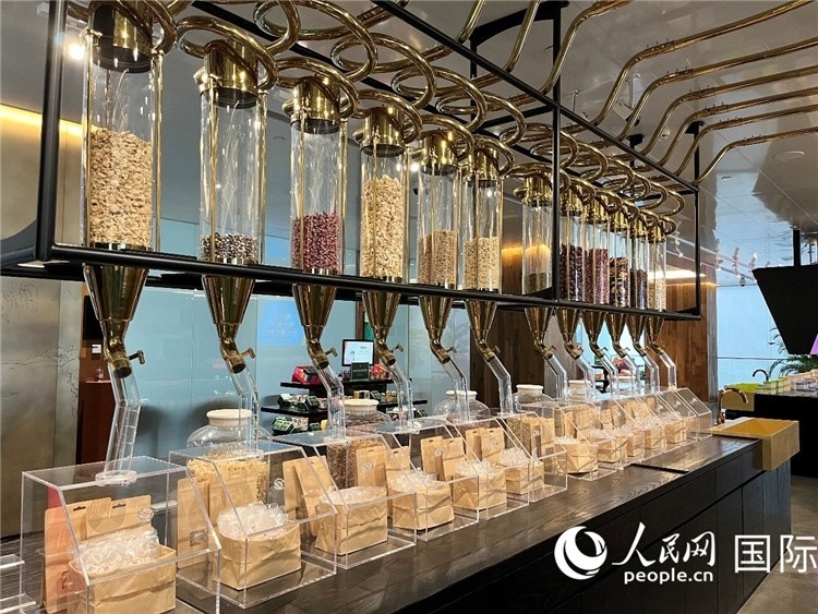 3.展示區(qū)展示的24節(jié)氣養(yǎng)生茶。（人民網(wǎng)記者陳思 攝）