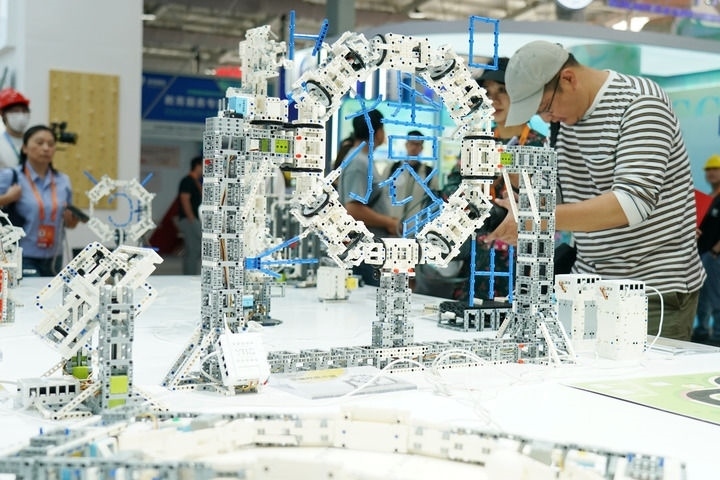 2024年9月11日，記者在服貿(mào)會(huì)首鋼園區(qū)教育服務(wù)館采訪(fǎng)。新華社記者 張晨霖 攝