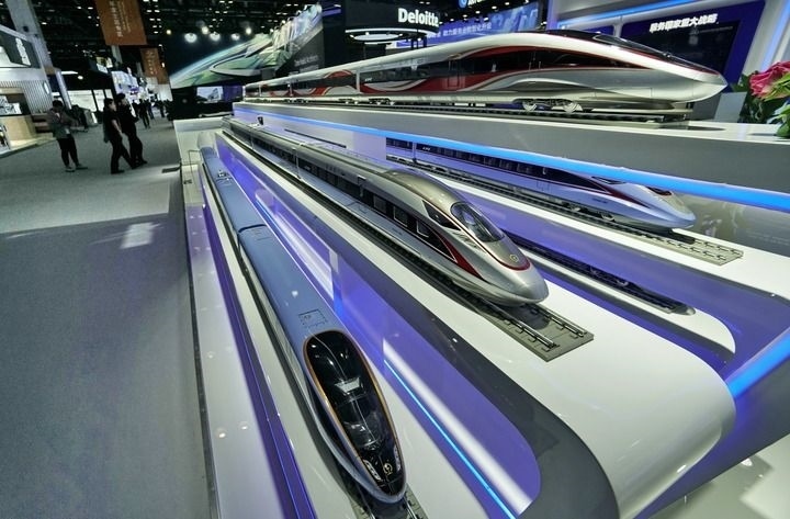 2024年9月11日拍攝的國(guó)家會(huì)議中心會(huì)場(chǎng)內(nèi)的展臺(tái)。新華社記者 李欣 攝