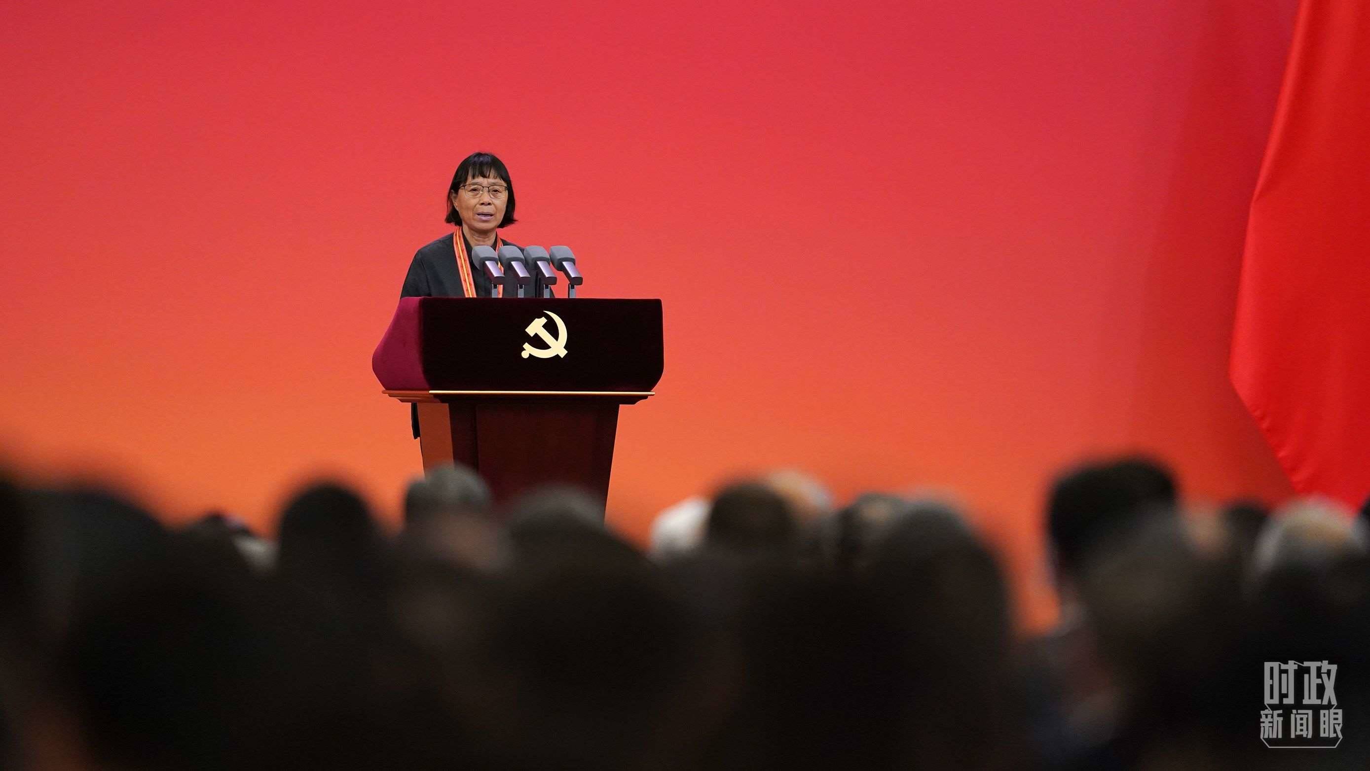  △2021年6月，幫助數(shù)千名貧困山區(qū)女孩圓夢大學的人民教師張桂梅，代表“七一勛章”獲得者發(fā)言。（總臺國廣記者李晉拍攝）