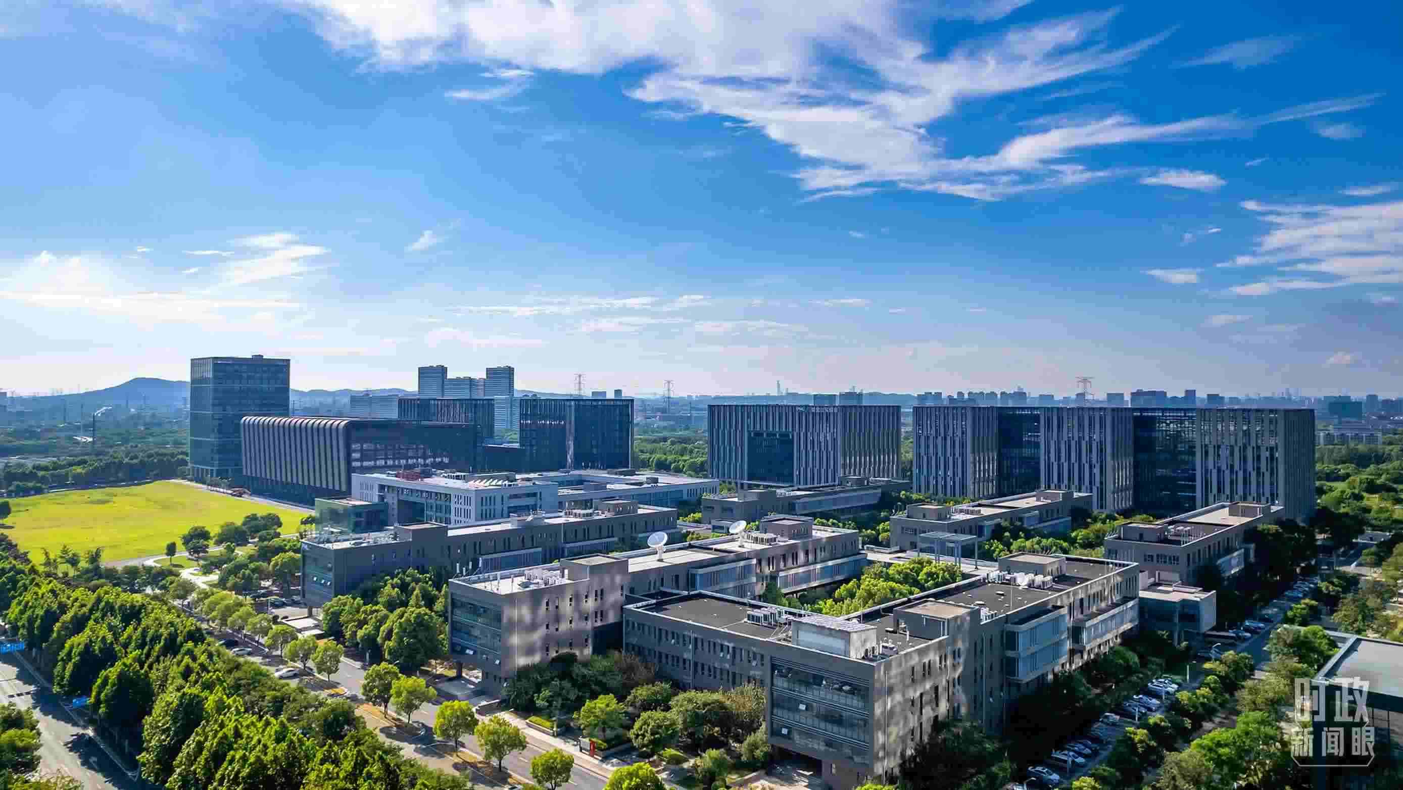  △2023年7月，習近平調(diào)研南京紫金山實驗室，強調(diào)要為實現(xiàn)高水平科技自立自強立下功勛。（圖/視覺中國）