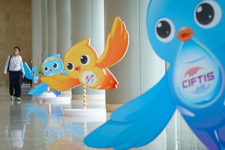 2024年9月11日在國(guó)家會(huì)議中心拍攝的服貿(mào)會(huì)吉祥物“福燕”形象。新華社記者 陳鐘昊 攝