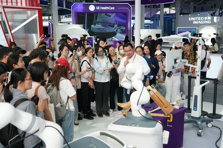 2024年9月11日，記者在服貿(mào)會(huì)首鋼園區(qū)健康衛(wèi)生服務(wù)館采訪(fǎng)。新華社記者 張晨霖 攝