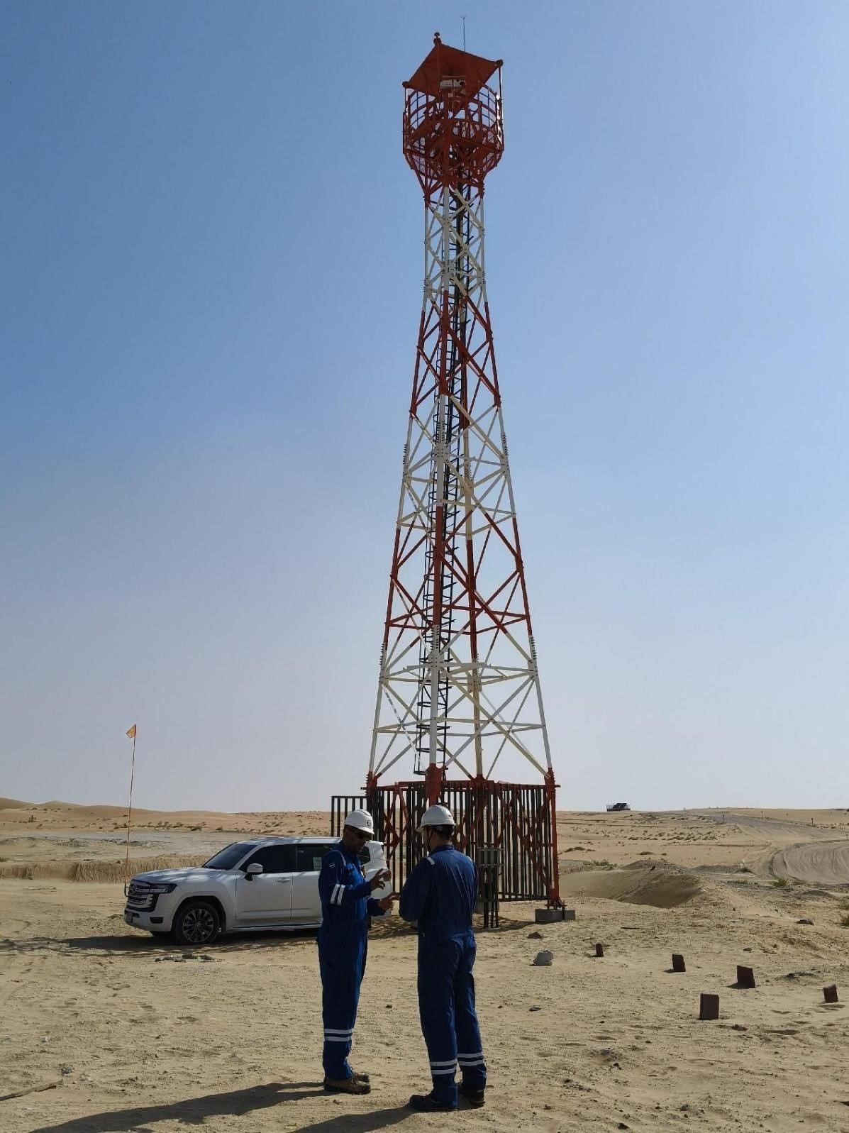 工作人員在調(diào)試紅外線氣體監(jiān)測(cè)及智能預(yù)警系統(tǒng)。振華石油供圖