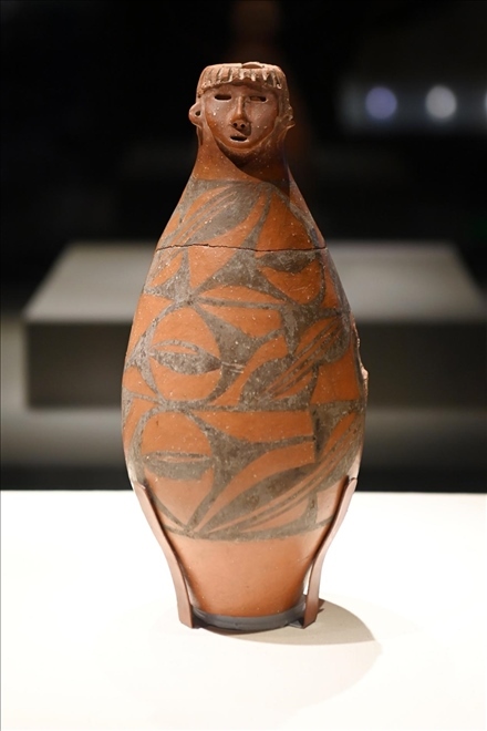大地灣出土的人頭形器口彩陶瓶。新華社記者 范培珅 攝