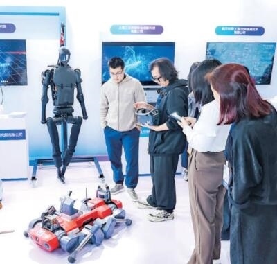 普陀區(qū)“中華武數(shù)”科創(chuàng)集市上，展位工作人員在向觀眾展示機(jī)器人。資料圖片