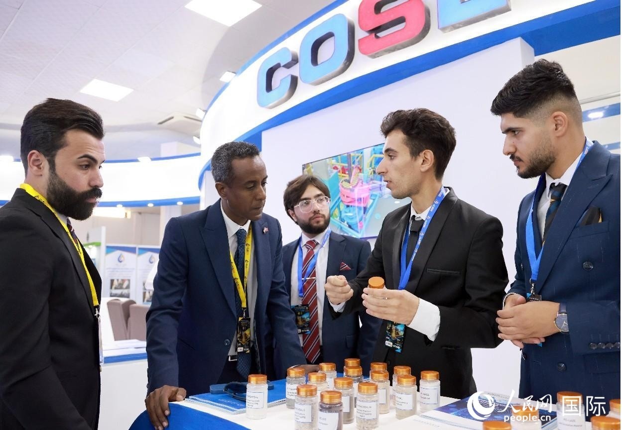 圖為中海油服工作人員在介紹產(chǎn)品。人民網(wǎng)記者 管克江攝