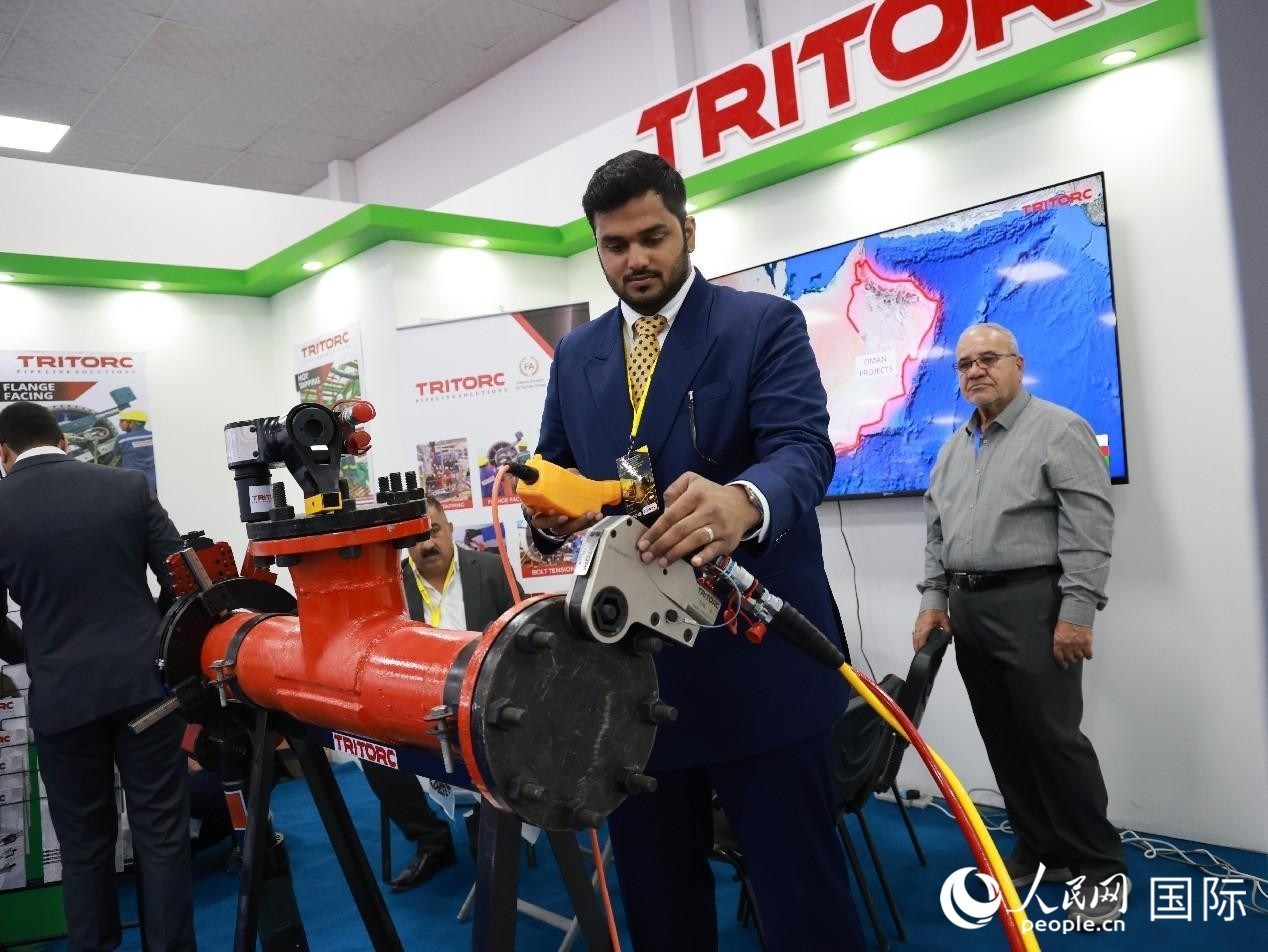 圖為一家油企工作人員在演示儀器操作。人民網(wǎng)記者管克江攝