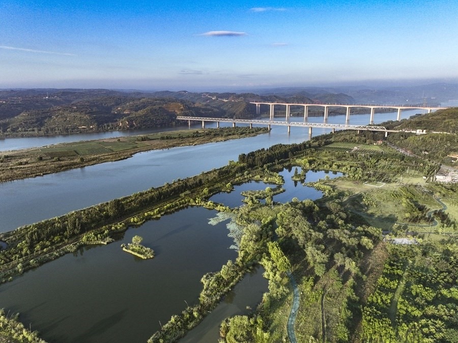 這是2023年8月28日在河南黃河濕地國(guó)家級(jí)自然保護(hù)區(qū)濟(jì)源段拍攝的景色（無(wú)人機(jī)照片）。新華社發(fā) 苗秋鬧 攝