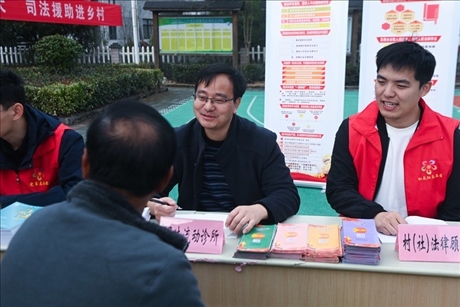 2022年11月9日，在杭州市臨安區(qū)太陽鎮(zhèn)上太陽村，臨安區(qū)太陽司法所所長方凱（右二）現(xiàn)場解答法律問題。 新華社記者 徐昱 攝