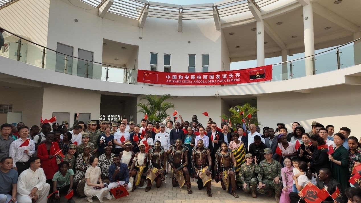 文化聯(lián)誼活動(dòng)合影。內(nèi)圖大學(xué)孔子學(xué)院供圖