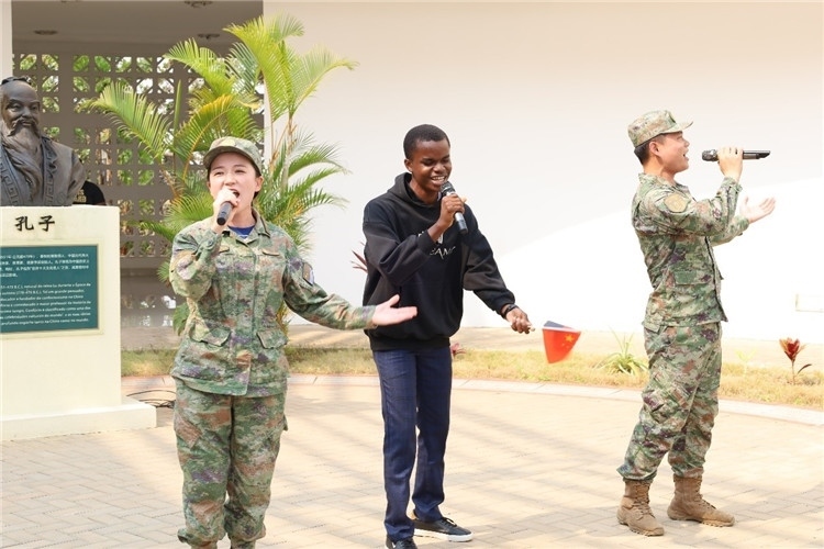 孔院學(xué)生與中國(guó)海軍官兵合唱《天地龍鱗》。內(nèi)圖大學(xué)孔子學(xué)院供圖
