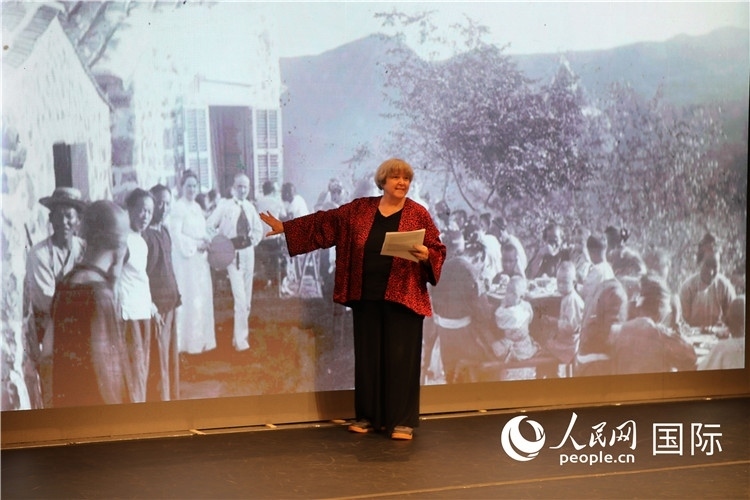 2、美國(guó)“鼓嶺之友”代表穆言靈講述友好故事。 人民網(wǎng)記者 李志偉攝