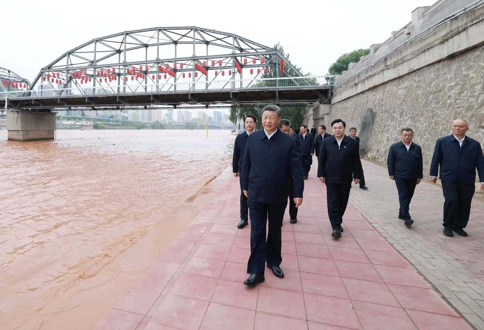 △9月11日下午，甘肅蘭州市黃河蘭州中山橋段，習(xí)近平總書記了解當(dāng)?shù)赝苿狱S河流域生態(tài)保護(hù)等情況。