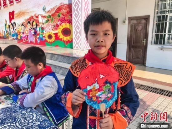 翠竹小學(xué)學(xué)生展示自己繪制的團(tuán)扇作品。蔣豐慧 攝