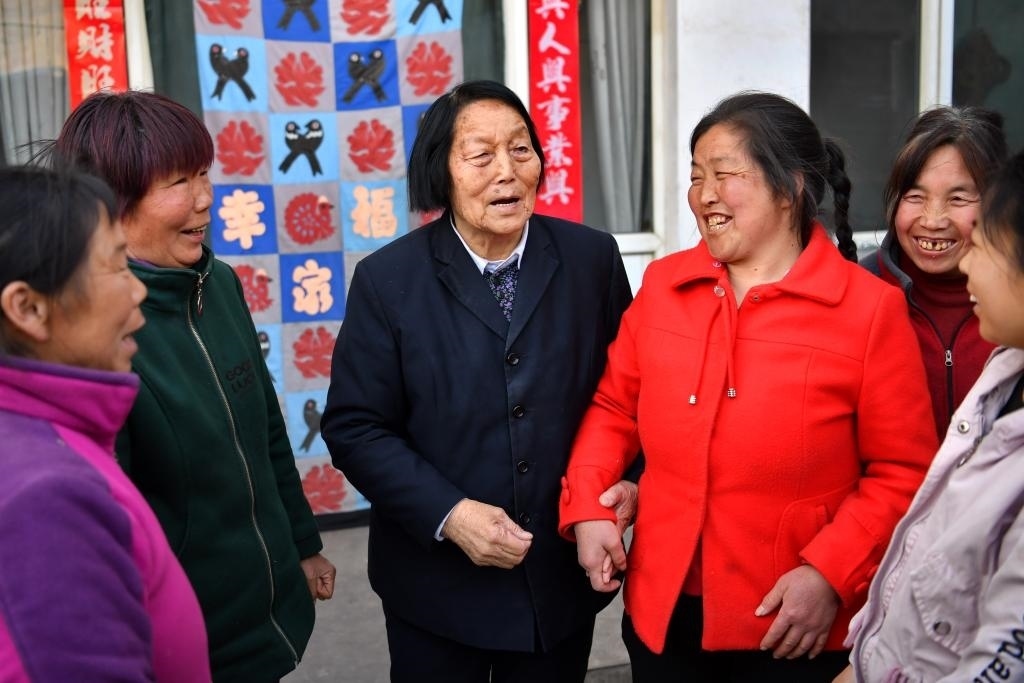 2019年3月23日，申紀(jì)蘭（左三）在山西省平順縣西溝村與村民分享全國(guó)兩會(huì)精神。新華社記者 曹陽(yáng) 攝