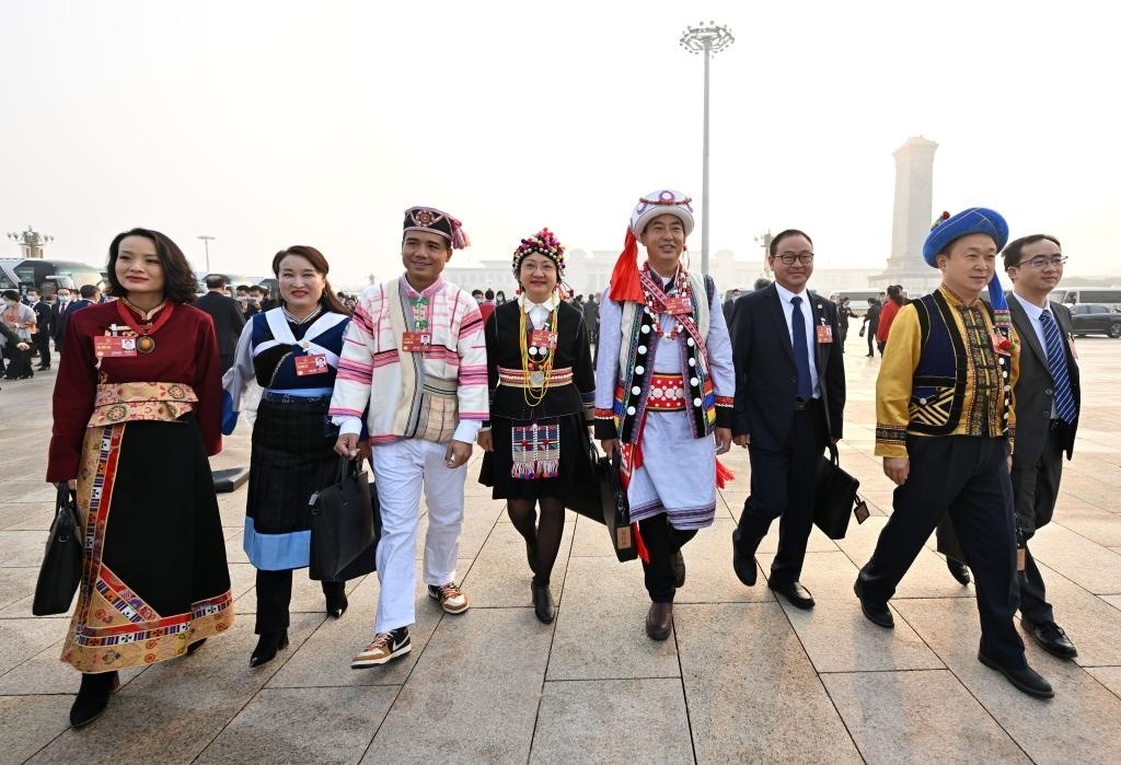 2023年3月5日，第十四屆全國(guó)人民代表大會(huì)第一次會(huì)議在北京人民大會(huì)堂開(kāi)幕。這是全國(guó)人大代表走向會(huì)場(chǎng)。新華社記者 陳益宸 攝