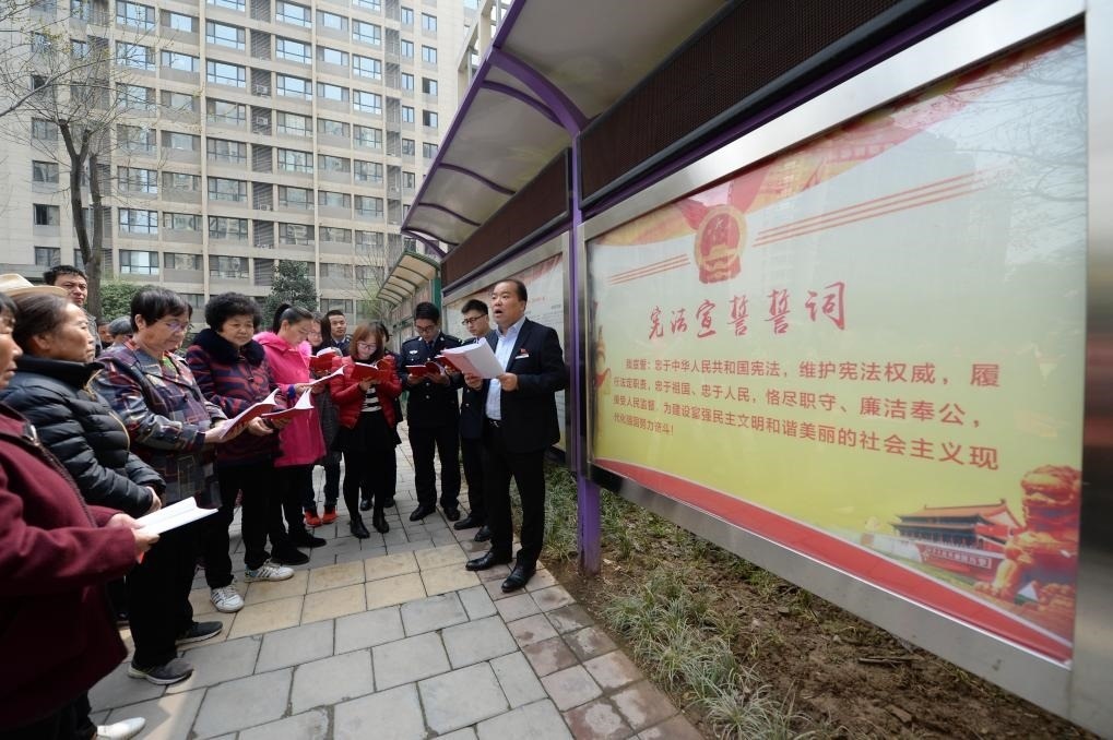 2018年3月20日，陜西寶倫律師事務(wù)所專職律師白銀濤（右一）在西安華遠(yuǎn)君城社區(qū)宣傳憲法知識(shí)。新華社記者 李一博 攝