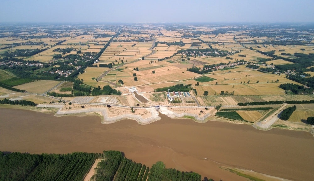 2024年6月19日，位于黃河高青段的馬扎子引黃閘開閘引水（無人機照片）。5月1日至6月18日，山東省累計啟用引黃閘63座，引黃河水量10.06億立方米，保障農(nóng)業(yè)灌溉需求。