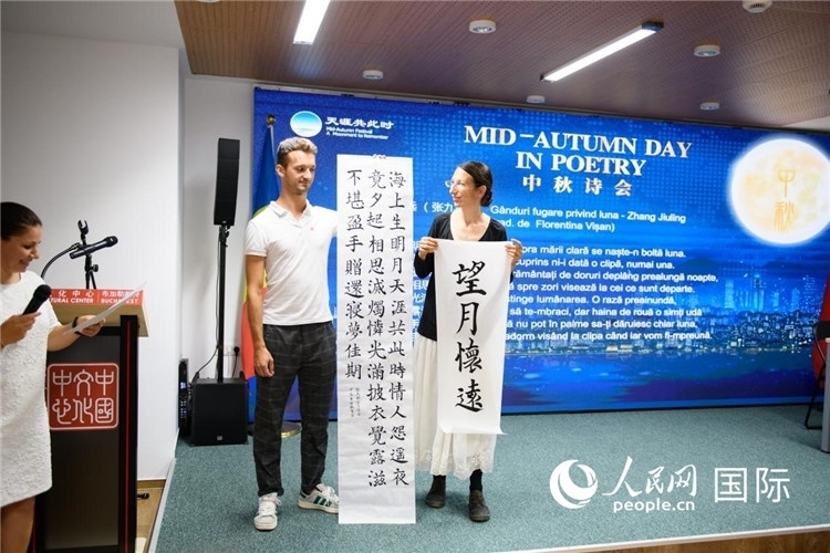 現(xiàn)場的羅馬尼亞書法愛好者書寫并展示作品。傅永山攝