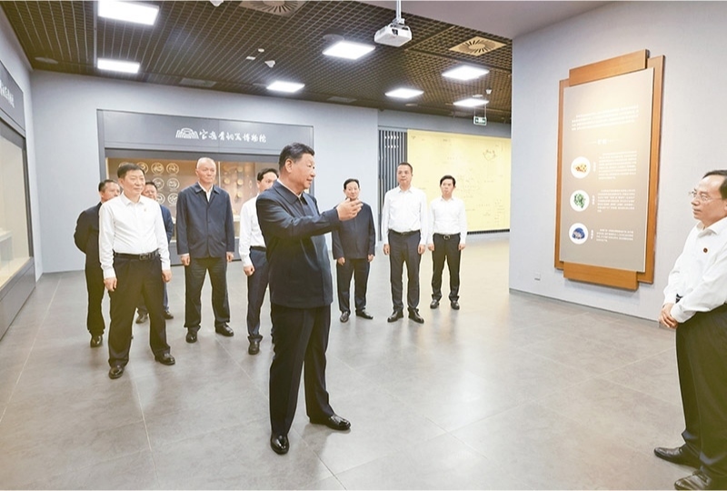 2024年9月10日，中共中央總書記、國(guó)家主席、中央軍委主席習(xí)近平在前往甘肅考察途中，來(lái)到陜西省寶雞市參觀寶雞青銅器博物院。 新華社記者 王曄/攝