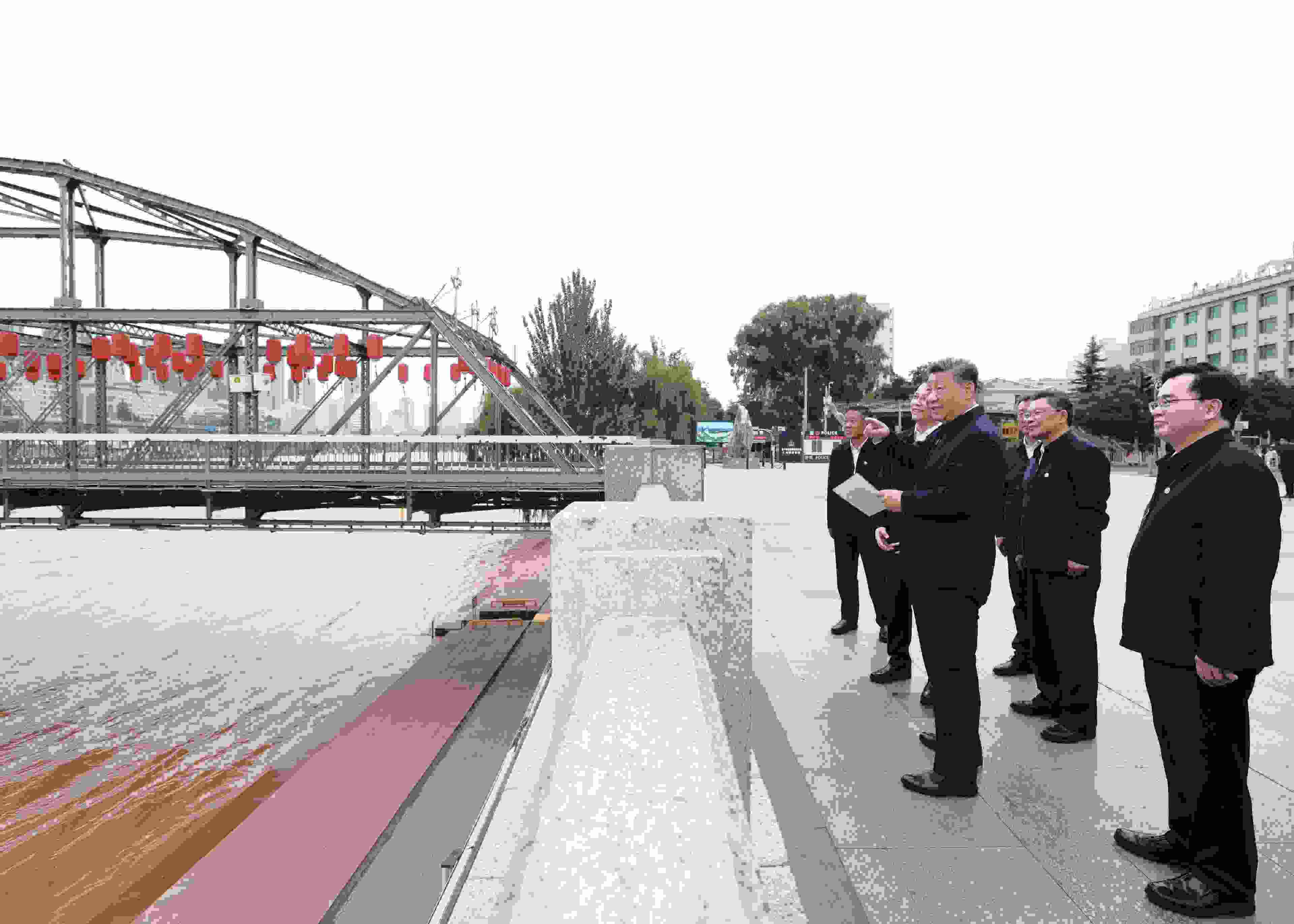 △ 2024年9月11日，習(xí)近平總書記來到甘肅省蘭州市黃河蘭州中山橋段，了解當(dāng)?shù)赝苿?dòng)黃河流域生態(tài)保護(hù)情況。
