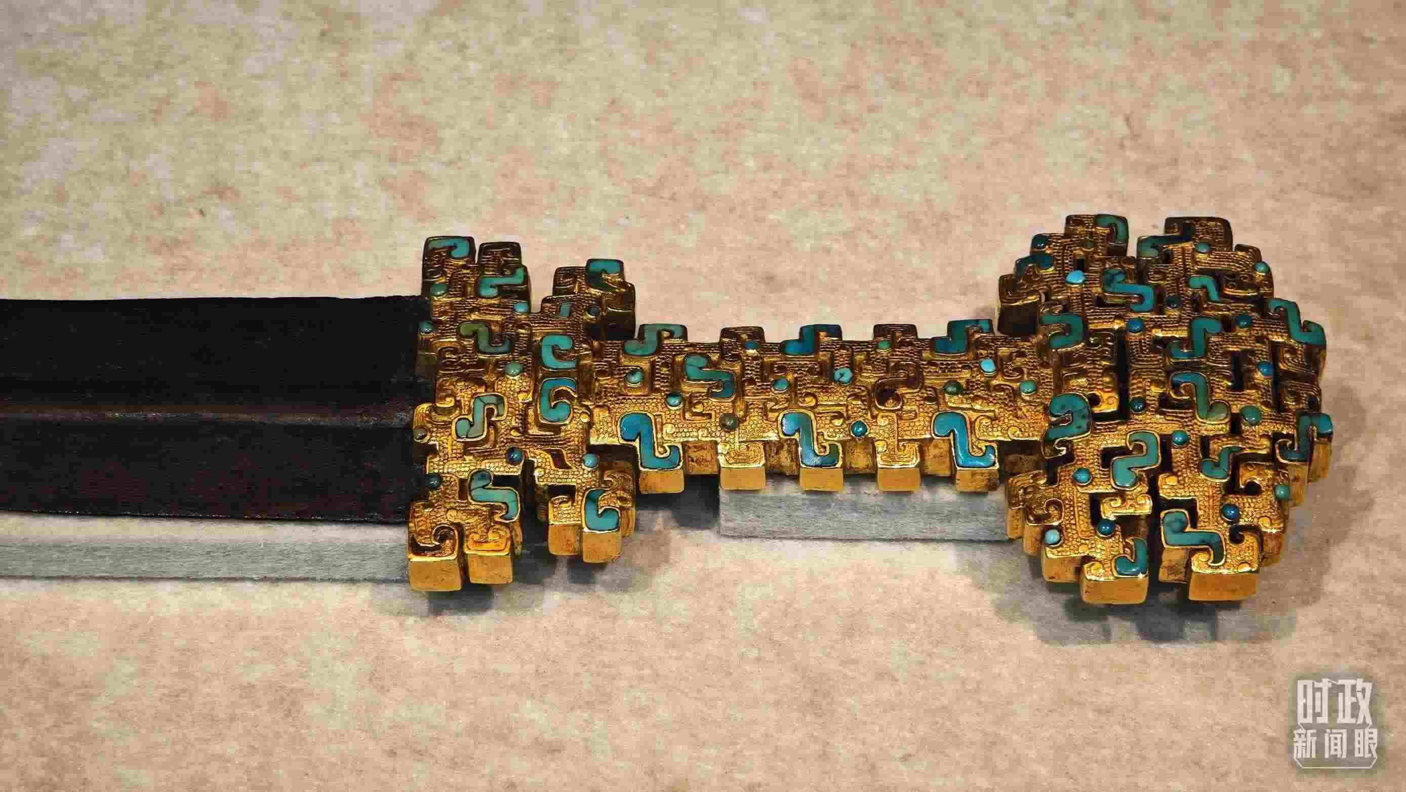 △這是1992年寶雞市益門二號(hào)墓出土的金柄鐵劍，劍柄嵌有綠松石。（總臺(tái)央視記者彭漢明拍攝）