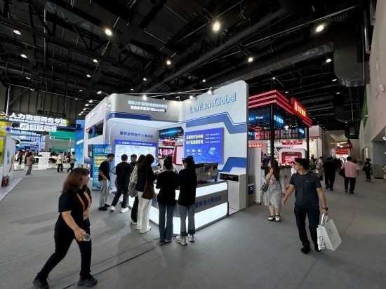 觀眾在展區(qū)了解相關(guān)金融服務(wù)。人民網(wǎng)記者 黃盛攝