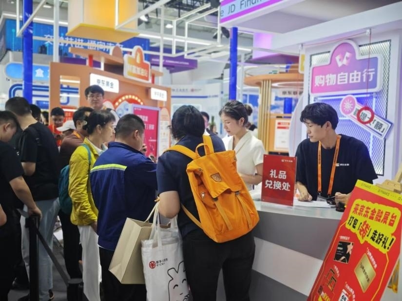 觀眾在金融服務(wù)展區(qū)體驗(yàn)展臺(tái)的互動(dòng)活動(dòng)。人民網(wǎng)記者 黃盛攝